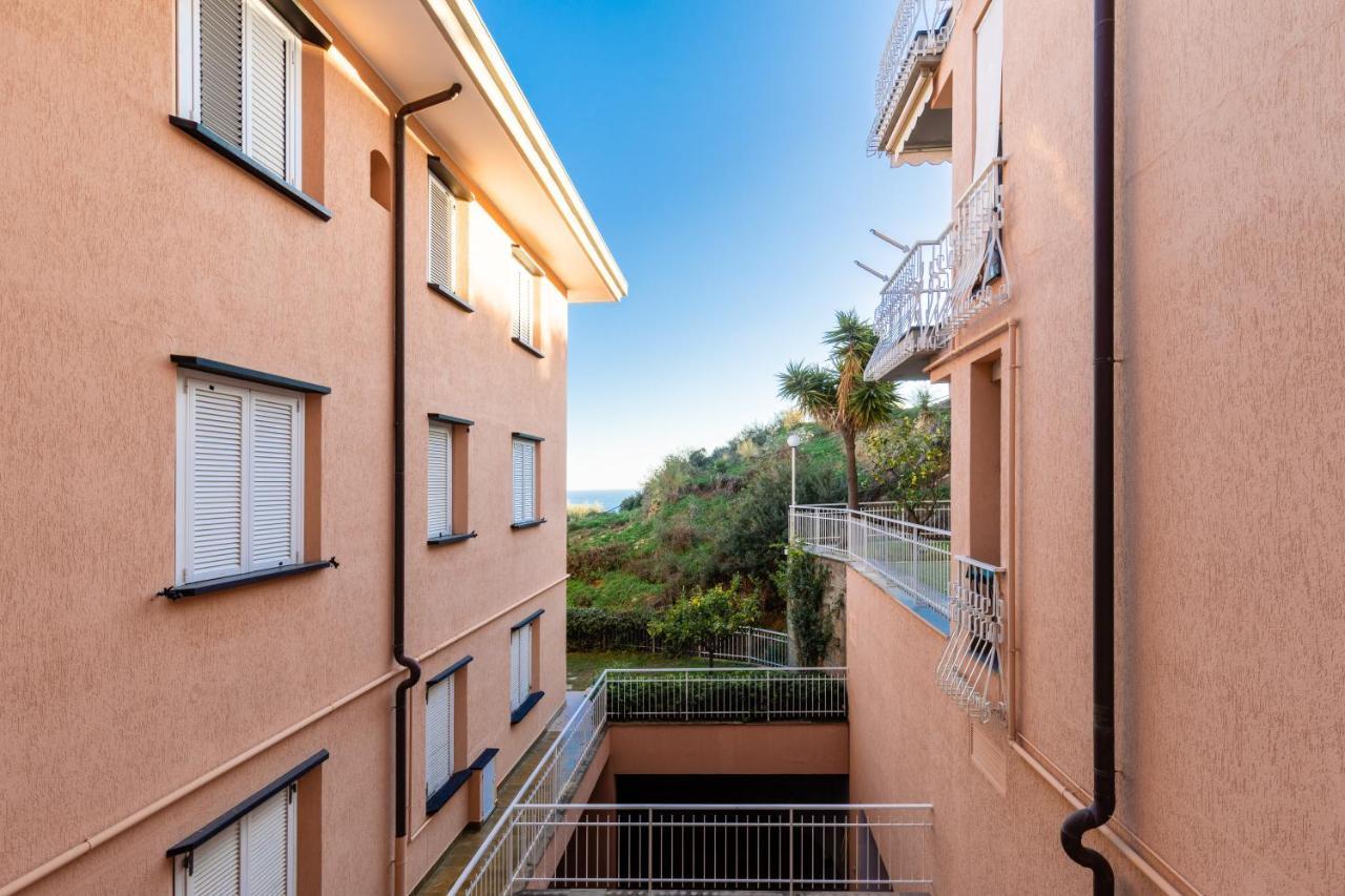 086 - Sunshine Home, 5 Minuti Dalla Spiaggia - Parcheggio Privato Gratis Incluso Ospedaletti Exterior foto